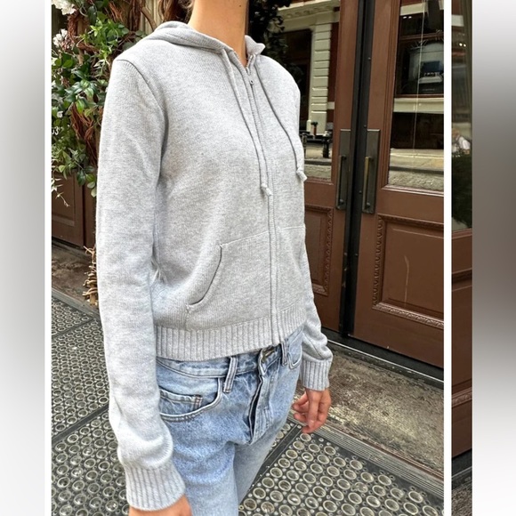 Brandy Melville Alana Zip Up Sweater - Picture 2 of 4